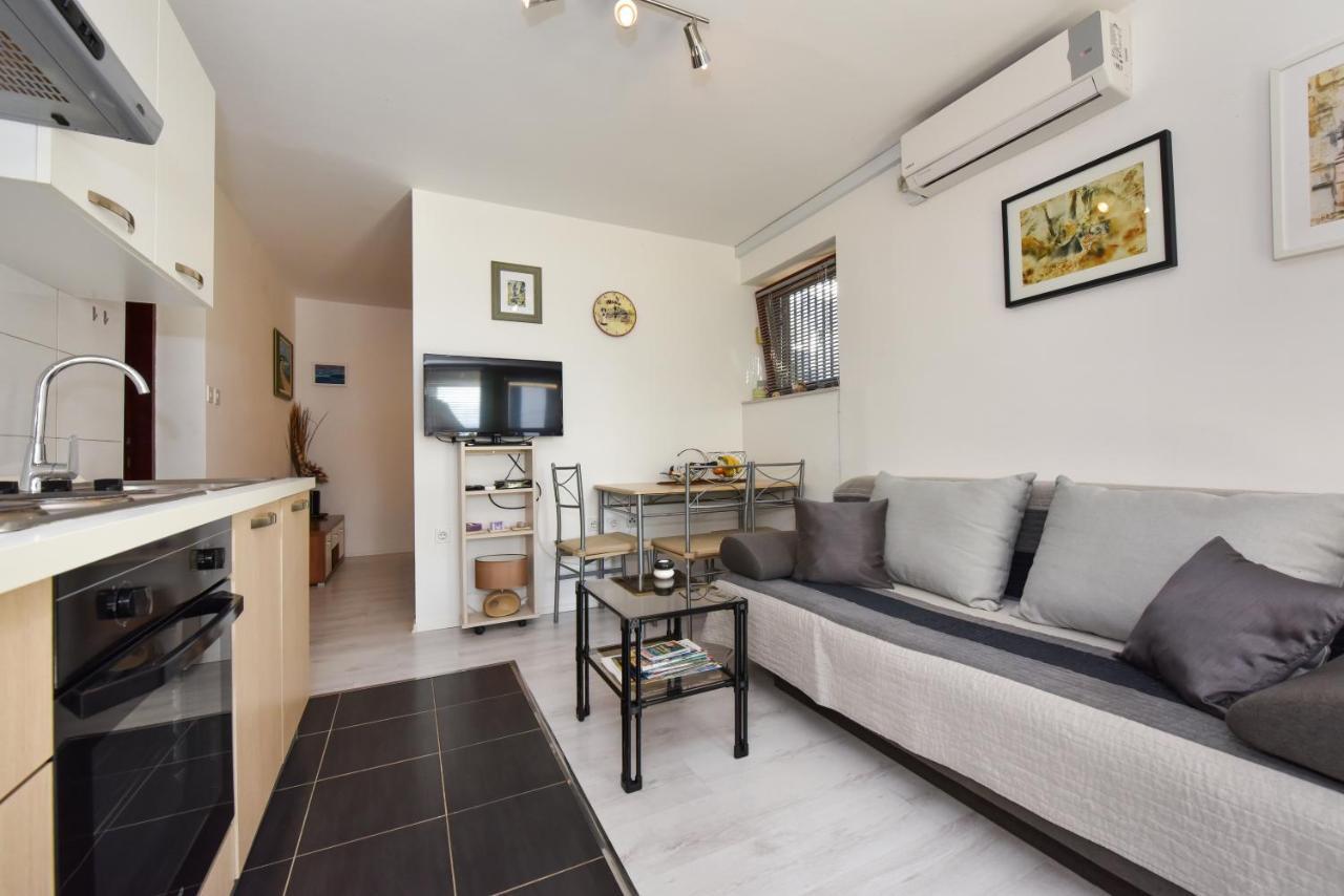 Lovely Apartment In The Groundfloor Zadar Exterior foto